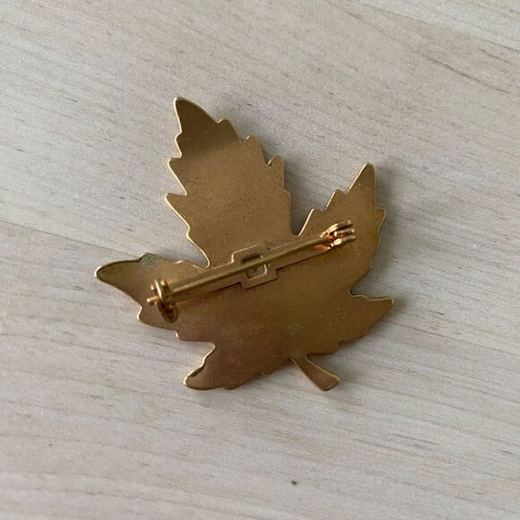 Vintage Gold & Green Enamel Maple Leaf Pin - Picture 2 of 2